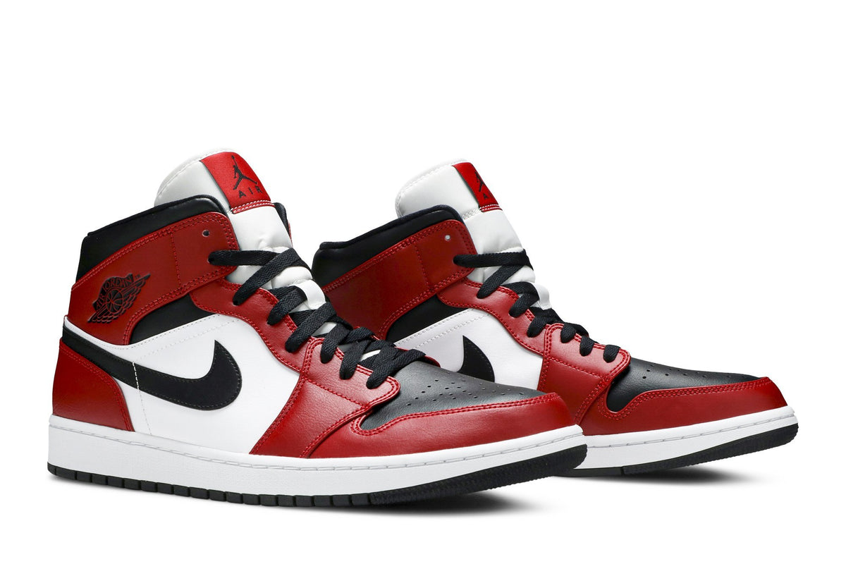 Retro 1 Mid Sneakers — Chicago Black Toe — 554724-069